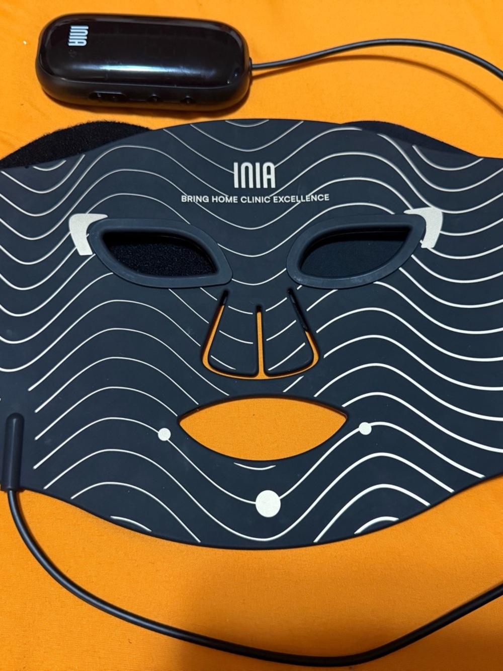 INIA LED Facial Mask in Black with White Wave Design